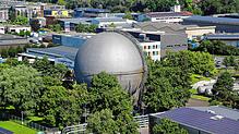 Die Gaskugel auf dem Gelände der Stadtwerke Konstanz, rechts eine große PV-Anlage. Das städtische Unternehmen will auch in den kommenden ...
