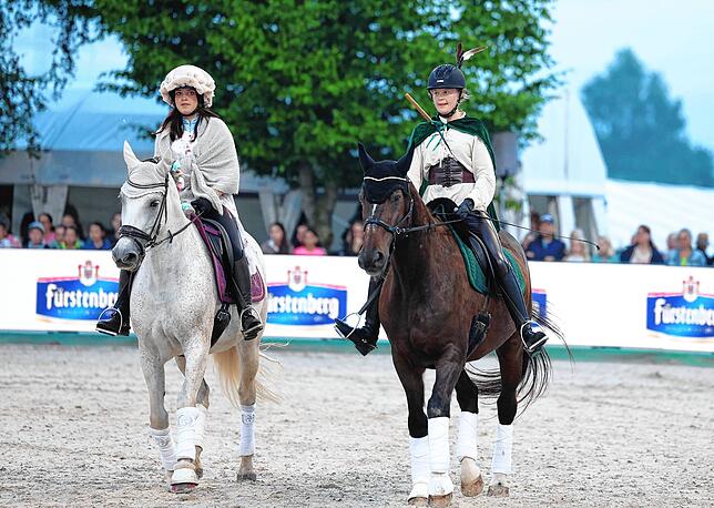 Bild 18: Tausende beim Showabend zur Eröffnung des Fest der Pferde 2024