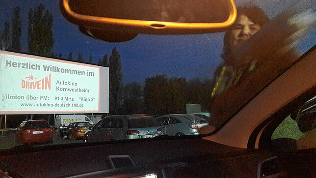 Ohne eine innen und außen saubere Windschutzscheibe wird es nichts. Klug ist, wem das nicht erst im Kino einfällt.