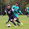 Der Fischbacher Marius Waibel schirmt den Ball ab vor Mike Bornhauser von der SG Vöhrenbach/Hammereisenbach. Während es für den FC ...
