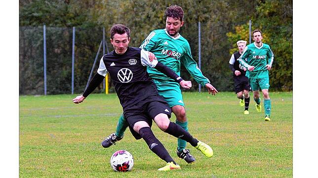 Der Fischbacher Marius Waibel schirmt den Ball ab vor Mike Bornhauser von der SG Vöhrenbach/Hammereisenbach. Während es für den FC ...
