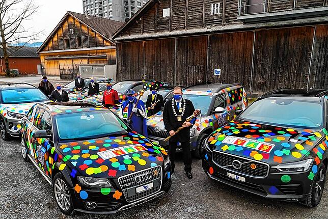 Die Konfetti-Autos des Lozärner Fasnachtskomitees, die während der „Usgüüglete“ vor dem „Schmotzige Donnschtig“ ...