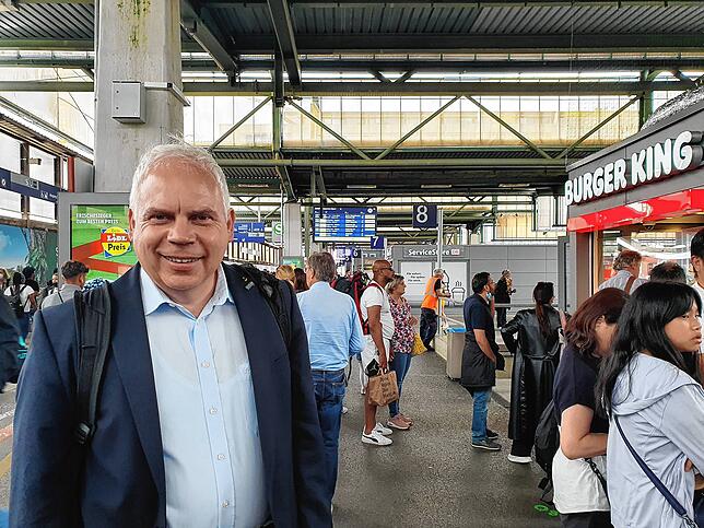 Matthias Lieb vom Verkehrs-Club Deutschland (VCD) wartet im Stuttgarter Bahnhof auf die Gäubahn. Bild: Bäuerlein
