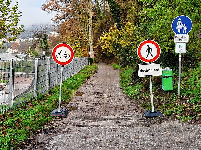 Durchfahrt und Durchgang sind am Rheinuferweg noch immer verboten.