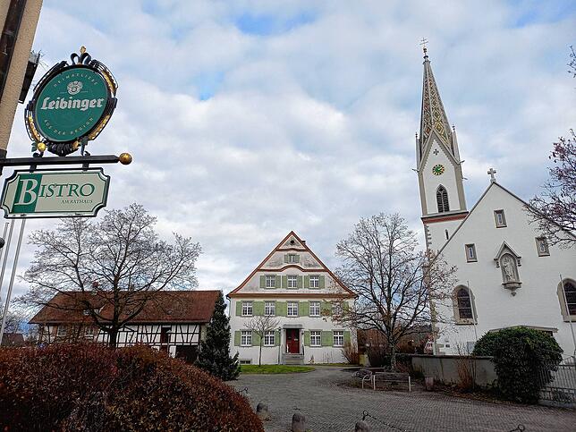 Ein echter Dorfplatz braucht eine Kirche und eine Wirtschaft. Das wird in Oberteuringen auch künftig so bleiben, nachdem die ...