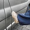(Symbolbild) Aus Hass auf Autos eingetreten? Vier Fälle mutwilliger Beschädigungen musste die Polizei in den vergangenen Tagen aufnehmen.