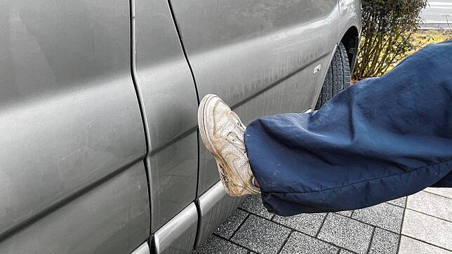 (Symbolbild) Aus Hass auf Autos eingetreten? Vier Fälle mutwilliger Beschädigungen musste die Polizei in den vergangenen Tagen aufnehmen.