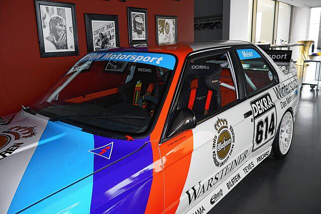 Die DTM-Ausstellung kombiniert historische Rennautos und Fotos vom Alemannenring.