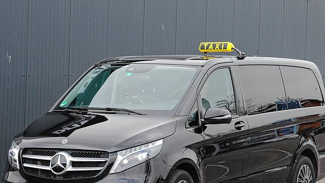 (Symbolbild) Ein Taxifahrer wurde in Konstanz von seinem Fahrgast attackiert.