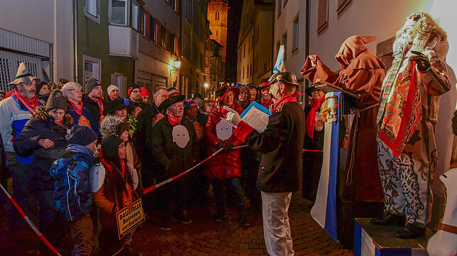 Bei der närrischen Stadtführung machen die Teilnehmer unter anderem Bekanntschaft mit dem Franziskanermönch Johannes Pauli (Henry Greif) ...