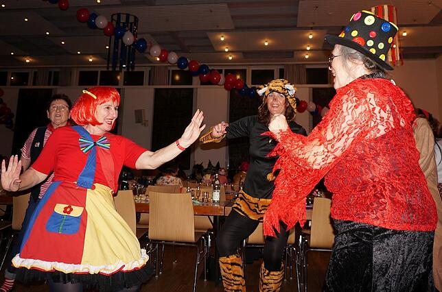 Bild 1: Bilder von der Frauenfasnacht der katholischen Frauengemeinschaft Tiengen
