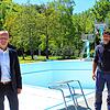 Noch fehlt das Wasser in den Becken im Stockacher Freibad: Jürgen Fürst (links), Geschäftsführer der Stadtwerke Stockach, und ...
