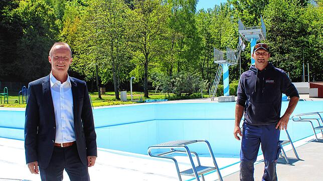 Noch fehlt das Wasser in den Becken im Stockacher Freibad: Jürgen Fürst (links), Geschäftsführer der Stadtwerke Stockach, und ...