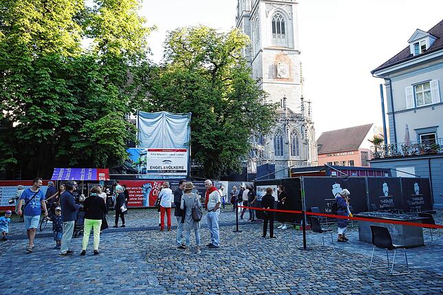 Vier Zugänge sowie vier Wartebereiche wurden zu den Freiluftfestspielen des Theaters Konstanz auf dem Münsterplatz eingerichtet.