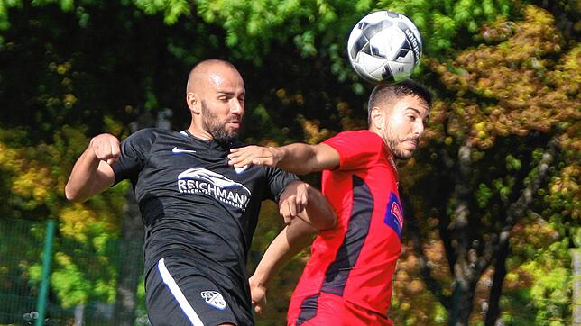 Dominik Maus (FCG, links) im Zweikampf mit Ramiro David de Lillo (FCBD).