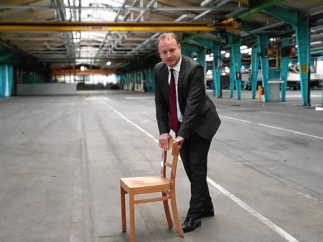 OB Zeitler in der ehemaligen Fertigungshalle der Kramer-Werke in Überlingen.