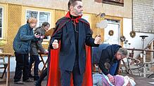 Mit seinem Experiment hat der Teufel (Burkhard Siegfried) keinen Erfolg. Eine Szene aus dem Theaterstück.