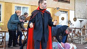 Mit seinem Experiment hat der Teufel (Burkhard Siegfried) keinen Erfolg. Eine Szene aus dem Theaterstück.