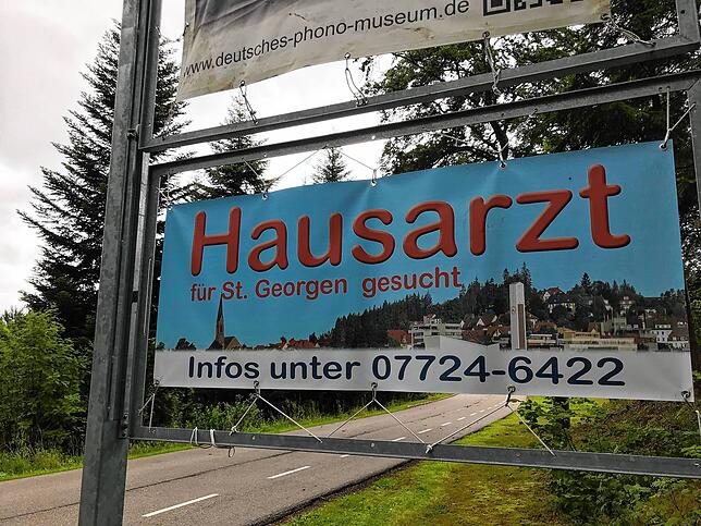 In St. Georgen machte sich Einzelhändler Guido Eichenlaub mit diesem Plakat auf die Suche nach einem Hausarzt – mit Erfolg. Das Plakat ...