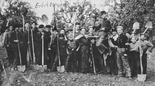 Ein Foto aus der Zeit des Zweiten Weltkrieges, das Erich Meyer und seine Kumpanen dabei zeigt, wie sie Panzergraben für die anrückende ...