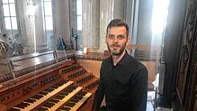Der polnische Organist Mateusz Rzewuski. Foto: Karin Steinebrunner