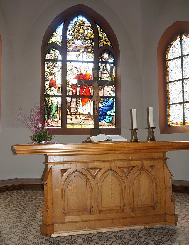 Blick in den Chorraum der Christuskirche: Der geflieste Boden ist aufgrund eines instabilen Untergrunds uneben und gewölbt, ebenso ...