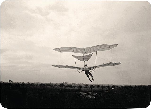 Otto Lilienthal am Fliegeberg in Lichterfelde, 1895 diesmal fotografiert von Richard Neuhauss (1855–1915).