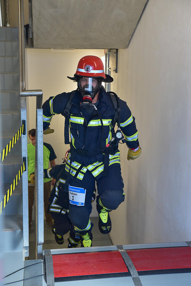 Feuerwehrleute in voller Montur beim Treppenhauslauf im Thyssenkrupp-Aufzugtestturm in Rottweil. Viele Sportler suchen die ...