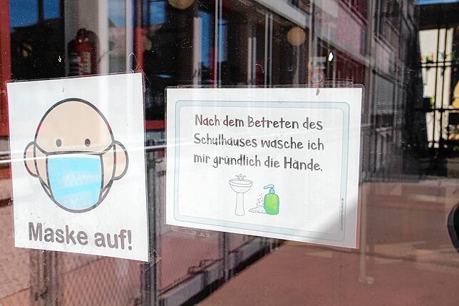 Maske auf und Hände waschen gehört für die Schüler im neuen Schuljahr zur täglichen Routine, sobald sie das Schulhaus betreten. Das ...