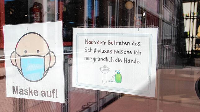 Maske auf und Hände waschen gehört für die Schüler im neuen Schuljahr zur täglichen Routine, sobald sie das Schulhaus betreten. Das ...
