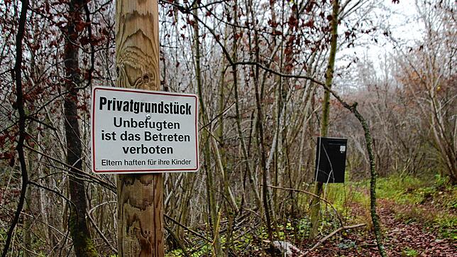 Betreten Verboten: Im Moment weist ein Schild an der Zufahrt zum Waldgarten-Gelände darauf hin, dass das Grundstück nicht für die ...