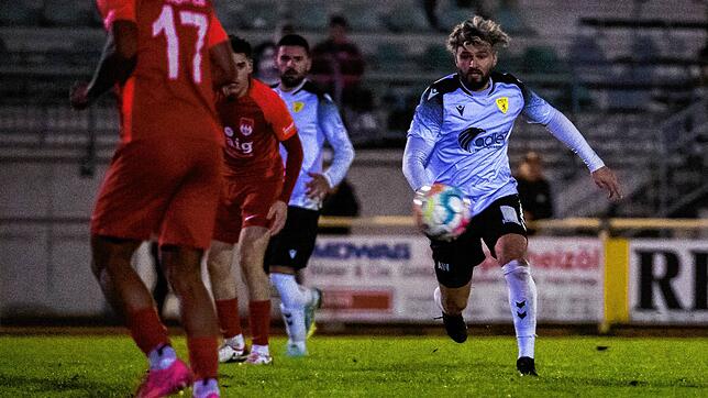 Potenzial: Der neue Cheftrainer des FSV Rheinfelden Anton Weis (rechts) &ndash; hier selbst aktiv im Hochrhein-Duell gegen den FC ...