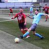 Die Tennenbronner (blaue Trikots) und Bonndorfer lieferten sich eine torreiche Bezirksliga-Partie. Hier kämpfen Maximilian Moosmann ...