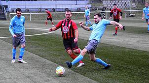 Die Tennenbronner (blaue Trikots) und Bonndorfer lieferten sich eine torreiche Bezirksliga-Partie. Hier kämpfen Maximilian Moosmann ...
