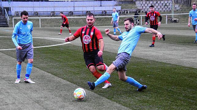 Die Tennenbronner (blaue Trikots) und Bonndorfer lieferten sich eine torreiche Bezirksliga-Partie. Hier kämpfen Maximilian Moosmann ...