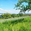 Das Neubaugebiet Marienweg in Litzelstetten ist noch eine Wiese. Sollte es keine weiteren Verzögerungen im wiederholten ...
