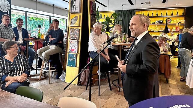 OB-Kandidat Simon Blümcke bei seiner Auftaktveranstaltung im Wahlkampf im Cafe Gessler.