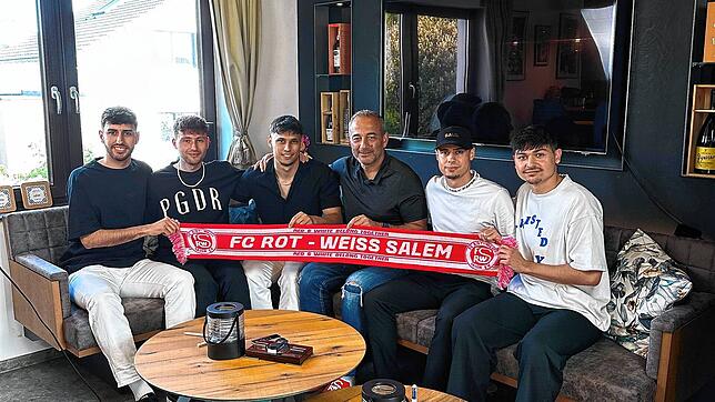Ein Teil der Neuzugänge des FC Rot-Weiß Salem (von links): Andreas Romeo, Timo Senn, Paul Strauß, Sportvorstand Armin Heidenreich, ...