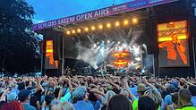 Die Arme hoch und mitfeiern: Die Fans bejubelten Pur beim Konzert im Schlossgarten von Salem, dem Finale der Schloss Salem Open Airs 2024.