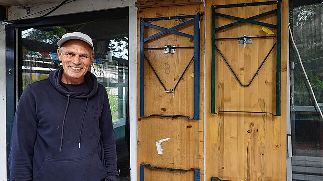 Kann trotz des Einbruchs in die Tanke – Haus am See schon wieder lachen: Christoph Manz neben der Einbruchstelle in das Gebäude. Die ...