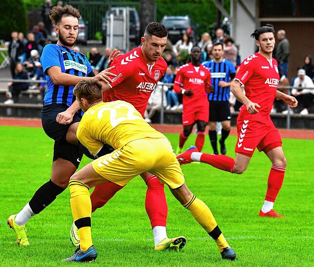 Abstecher: In der wegen Corona abgebrochenen Saison 2020/21 trug Eduard Nowak (Mitte, gegen den Wehrer Toni Santoro) das Trikot des ...