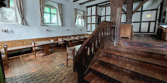 Der Gastraum des Nicolai Torkels ist mit Holzmöbeln ausgestattet. Im Hintergrund sind die beiden erwähnten Eichenpfosten zu sehen.