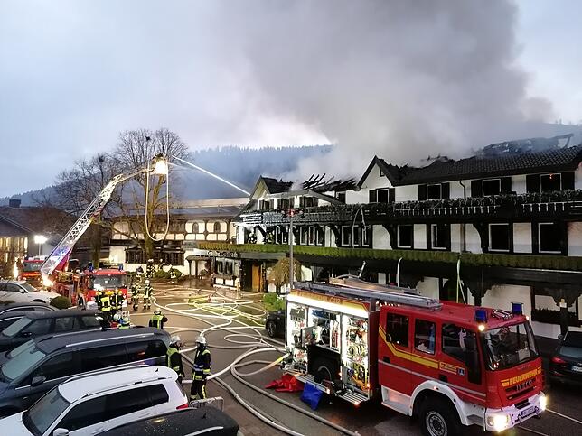 Beim Brand des Drei-Sterne-Restaurants im Schwarzwald ist Polizeiangaben zufolge ein Schaden im siebenstelligen Bereich entstanden.