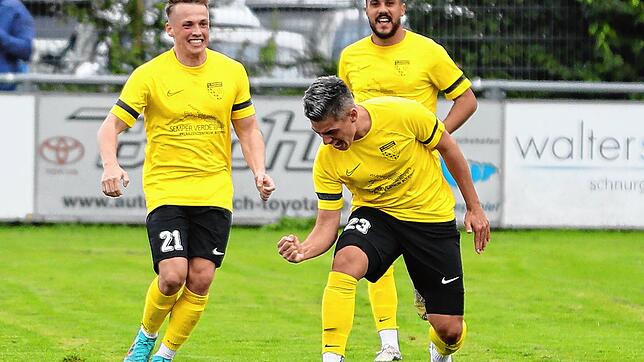 Der vierfache Öhninger Torschütze Felix Wäschle (vorne) in Jubelpose.