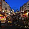 Auf der Marktstätte haben die Täter teure Waren aus einem Weihnachtsmarktstand entwendet.