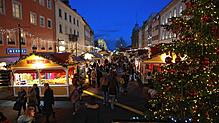 Auf der Marktstätte haben die Täter teure Waren aus einem Weihnachtsmarktstand entwendet.