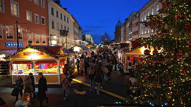 Auf der Marktstätte haben die Täter teure Waren aus einem Weihnachtsmarktstand entwendet.