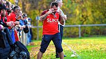 Claudio Andreotti, Trainer des TuS Bonndorf, bejubelt den 3:1-Sieg seiner Mannschaft gegen SV/TuS Immendingen.