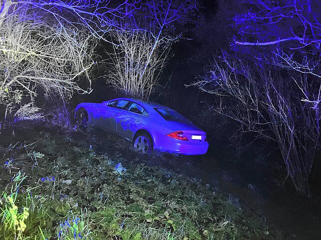 Ein Auto kam bei Dettingen von der Straße ab und musste vor dem Abschleppen gesichert werden.