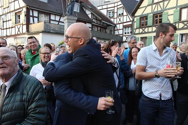 ... und er fällt seinem Partner Patrick Pittelkow um den Hals. Bilder: Stefan Hilser
